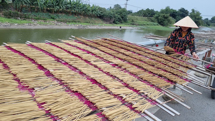 Toàn cảnh - Làng nghề đầy sắc màu hàng trăm năm tuổi, tất bật ngày cận Tết (Hình 8).