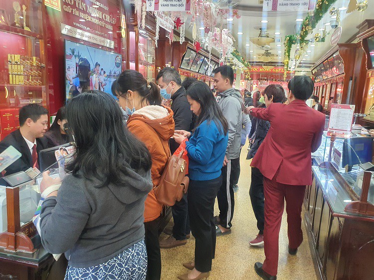 Đời sống - Có 500 triệu đồng, nên mua vàng miếng SJC hay vàng nhẫn cất két làm của để dành?