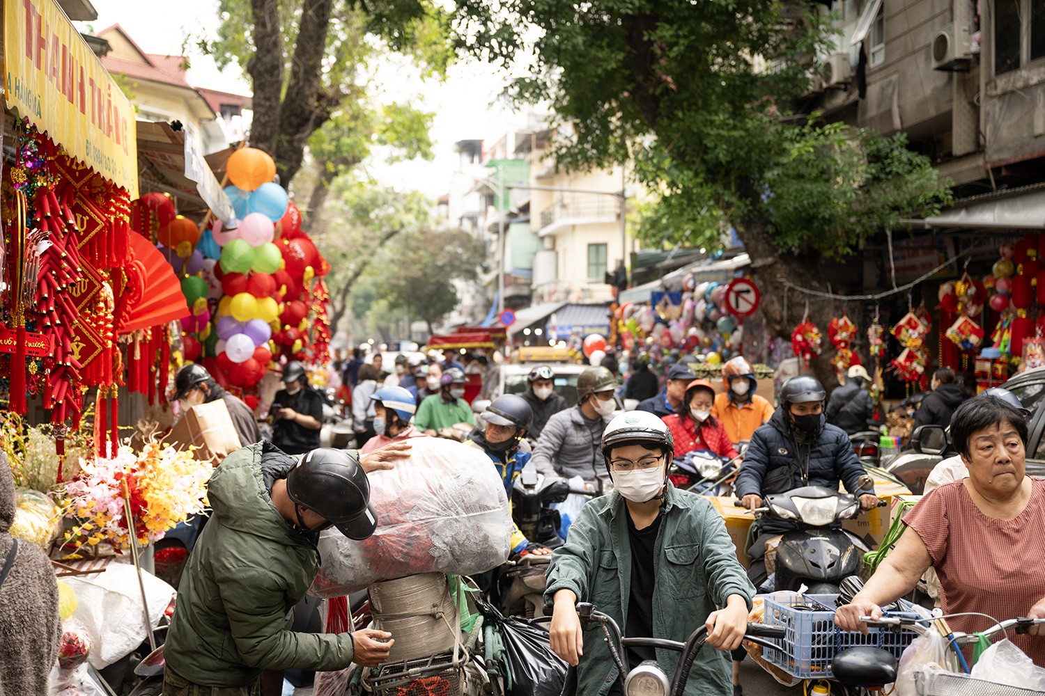 Dân sinh - Phố Hàng Mã rực sắc đỏ, báo hiệu Tết đã cận kề