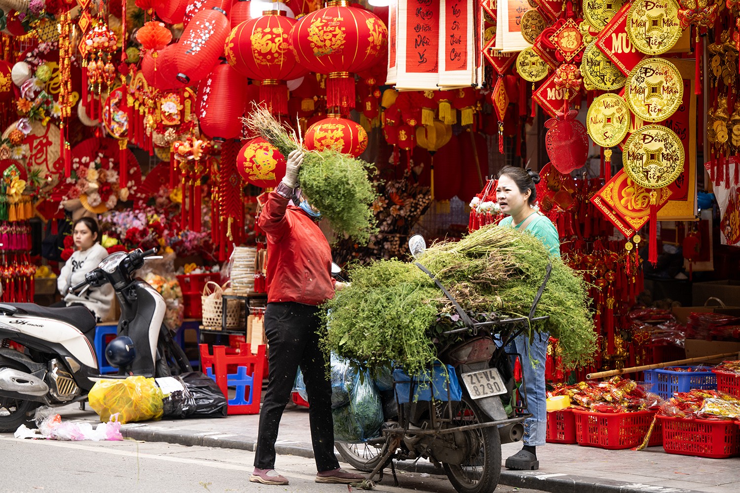 Dân sinh - Phố Hàng Mã rực sắc đỏ, báo hiệu Tết đã cận kề (Hình 17).