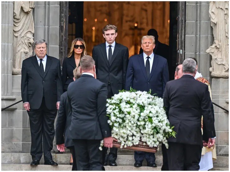 Thế giới - Quý tử của ông Donald Trump vừa lộ diện đã lên xu hướng tìm kiếm vì 'đẹp vô thực' (Hình 4).