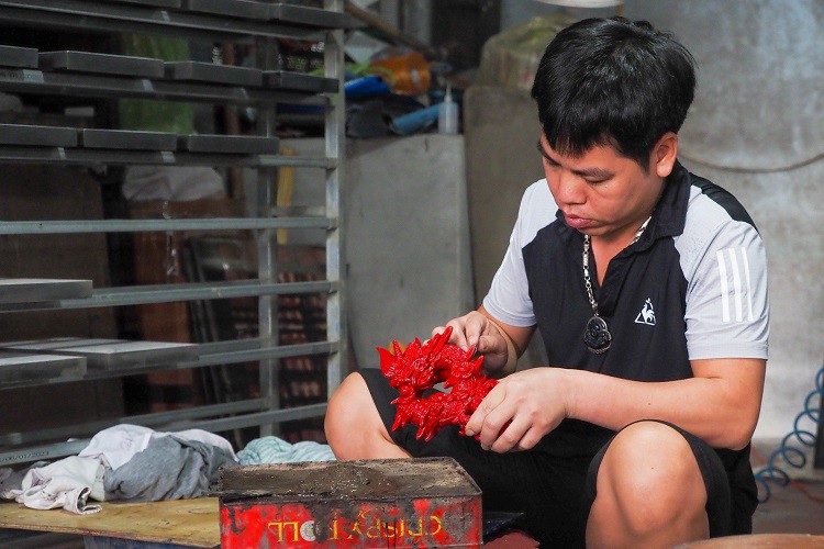 Kinh tế - Làm tượng hình con vật chỉ có trong truyền thuyết, phủ vàng lên bán hàng chục triệu đồng (Hình 4).