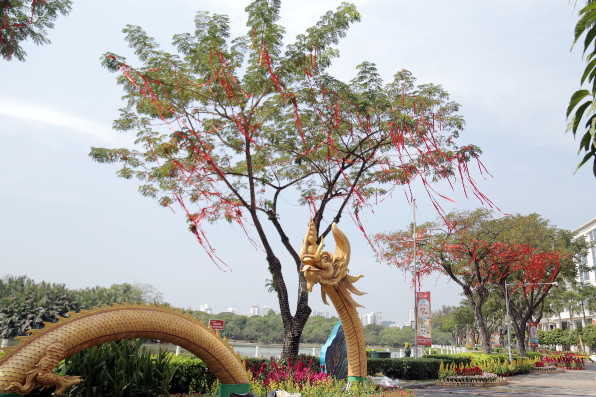 Hình ảnh “Rồng Thần - Chim Tiên” cùng nhau ôm lấy bọc trăm trứng trên ...