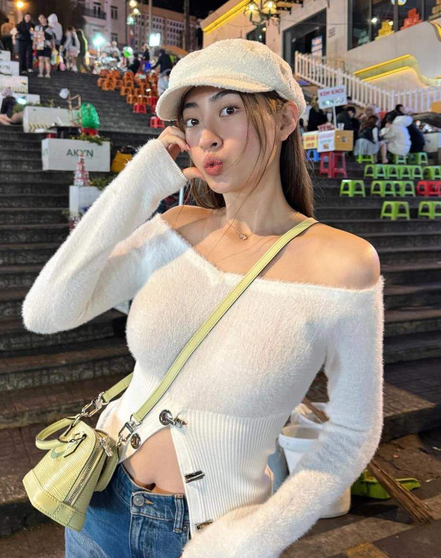 Giải tr&iacute; - Danh t&iacute;nh 2 mỹ nh&acirc;n m&uacute;a l&acirc;n g&acirc;y sốt mạng x&atilde; hội l&agrave; 2 n&agrave;ng hoa hậu Việt đ&igrave;nh đ&aacute;m? (H&igrave;nh 4).