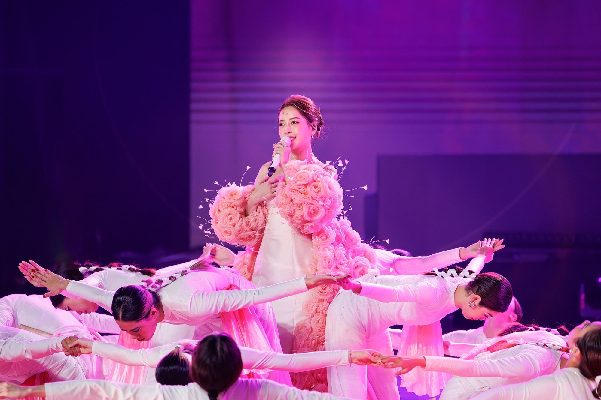 Giải trí - Chi Pu song ca bài hát Việt cùng 'nam thần' Trương Đống Lương (Hình 3).