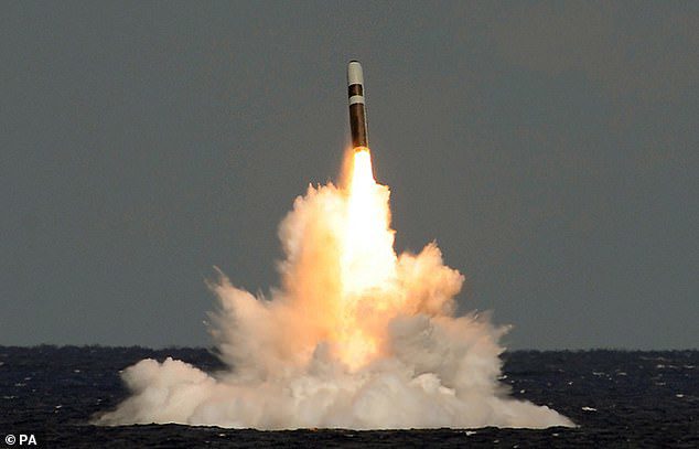 Thế giới - Tàu ngầm Anh suýt bị tên lửa hạt nhân 58 tấn phóng hỏng rơi trúng: Hé lộ nguyên nhân (Hình 2).
