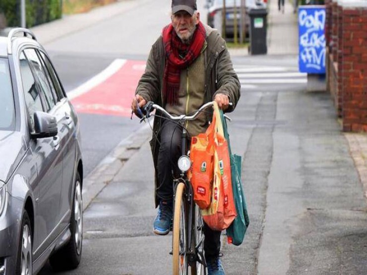 Chuyên gia nổi tiếng không ngờ là kẻ sát nhân chạy trốn 31 năm- Ảnh 2. Cụ ông 80 tuổi lục thùng rác tìm đồ ăn, thân phận thực sự khiến người ta