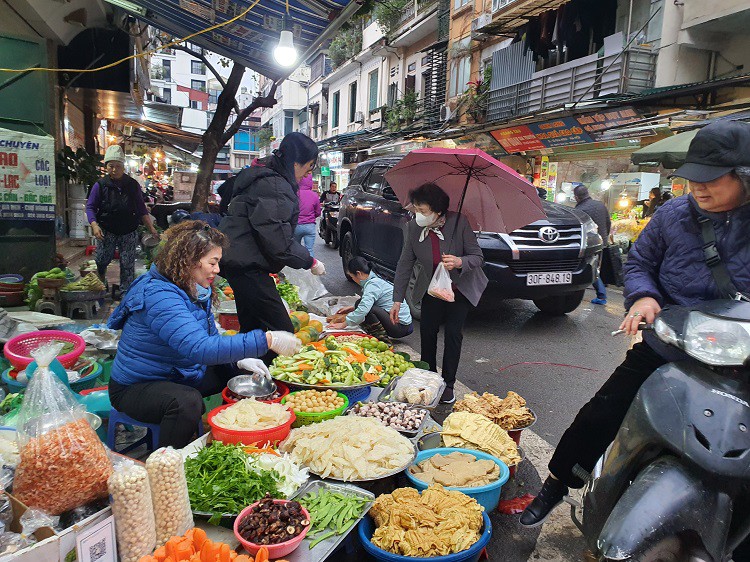 Dân sinh - “Đột nhập” khu “chợ nhà giàu” nức tiếng phố cổ Hà Nội ngày rằm tháng Giêng (Hình 13).