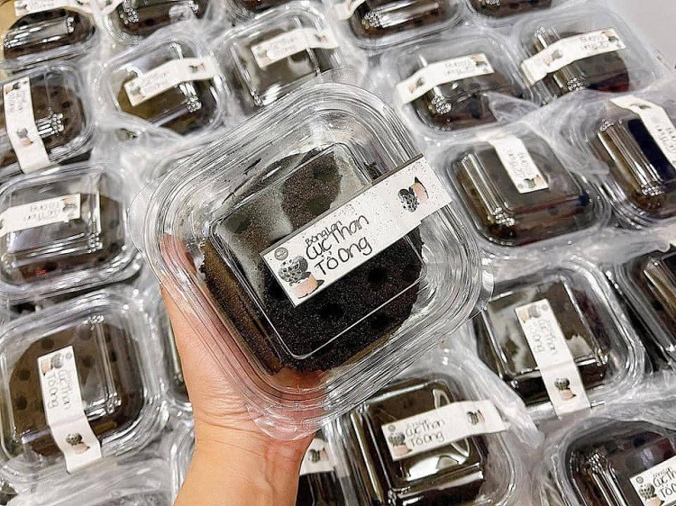 Đời sống - Loại bánh nhìn như viên than tổ ong “lên cơn sốt”, cửa hàng bán hàng nghìn chiếc/ngày (Hình 4).