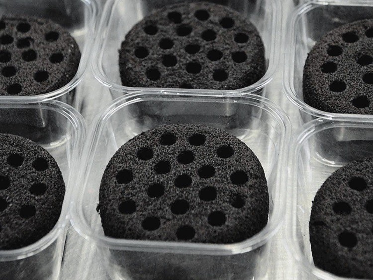 Đời sống - Loại bánh nhìn như viên than tổ ong “lên cơn sốt”, cửa hàng bán hàng nghìn chiếc/ngày (Hình 2).