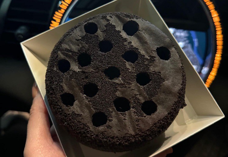 Đời sống - Loại bánh nhìn như viên than tổ ong “lên cơn sốt”, cửa hàng bán hàng nghìn chiếc/ngày (Hình 3).