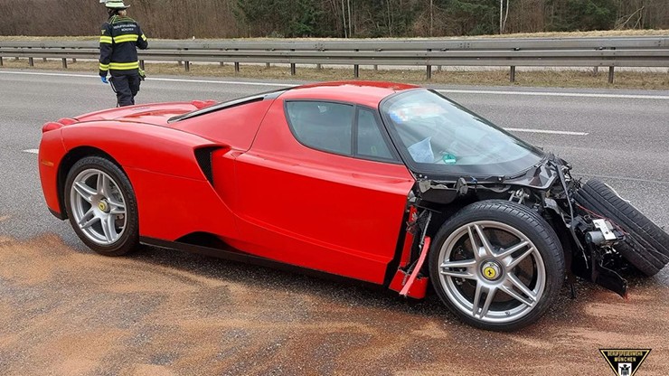 Không nên bỏ lỡ - Siêu phẩm triệu đô Ferrari Enzo bị tai nạn vì nguyên nhân khó đỡ