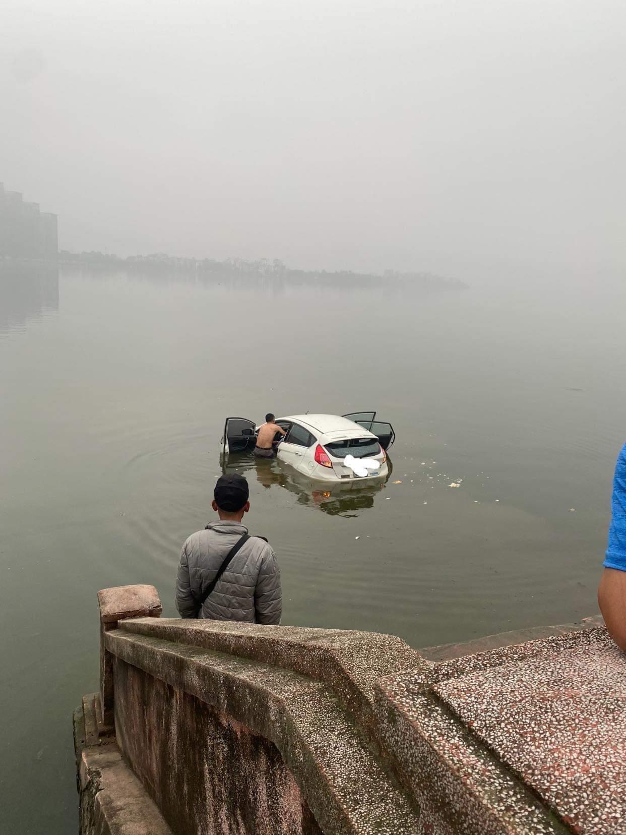 Đời sống - Ô tô con nổi bồng bềnh giữa hồ Tây