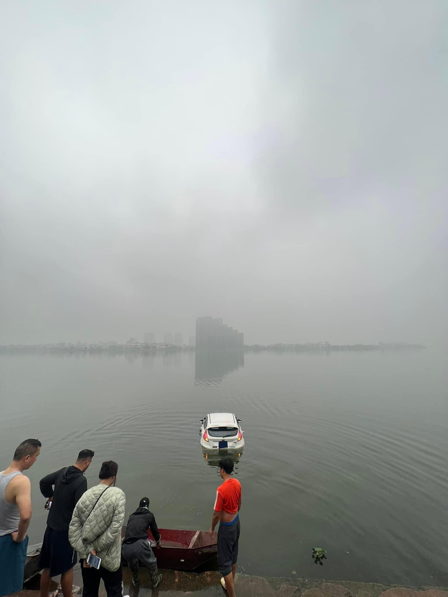 Đời sống - Ô tô con nổi bồng bềnh giữa hồ Tây (Hình 2).