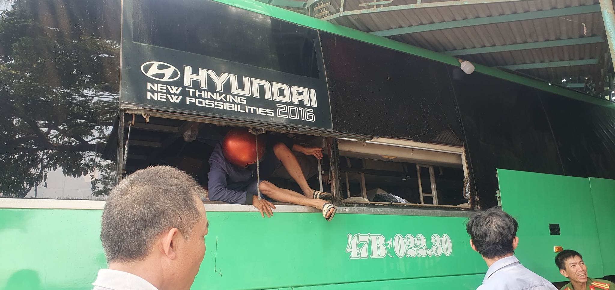 Dân sinh - Xe khách lao vào nhà dân sau va chạm khủng khiếp với xe ben, 2 người chết (Hình 2).