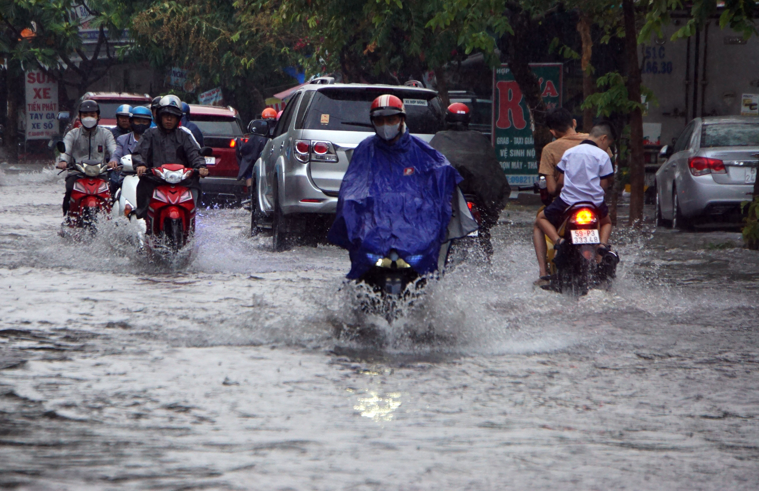 Dân sinh - Mưa trắng trời, đường phố ngập lênh láng, người dân TP.HCM rẽ sóng nước về nhà
