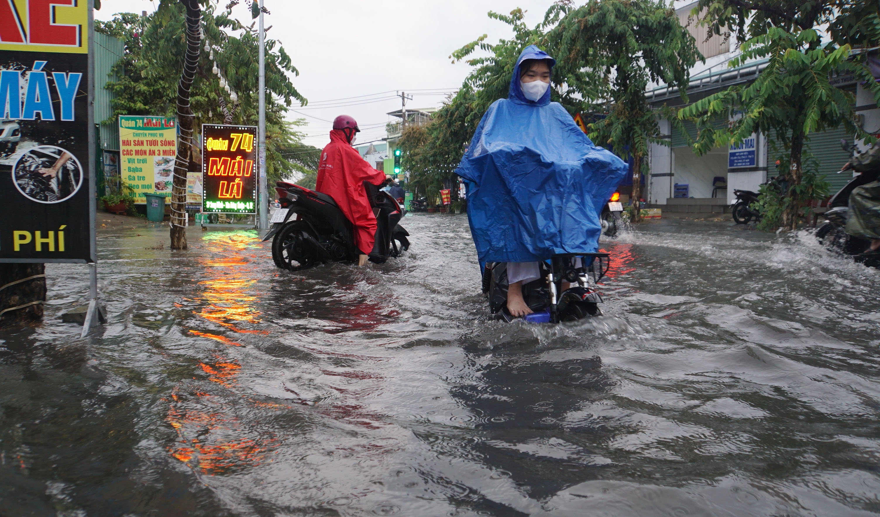 Dân sinh - Mưa trắng trời, đường phố ngập lênh láng, người dân TP.HCM rẽ sóng nước về nhà (Hình 11).