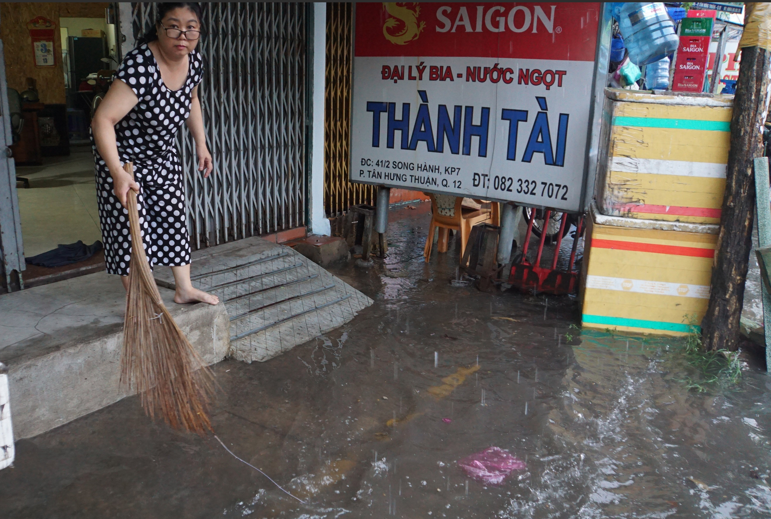 Dân sinh - Mưa trắng trời, đường phố ngập lênh láng, người dân TP.HCM rẽ sóng nước về nhà (Hình 13).