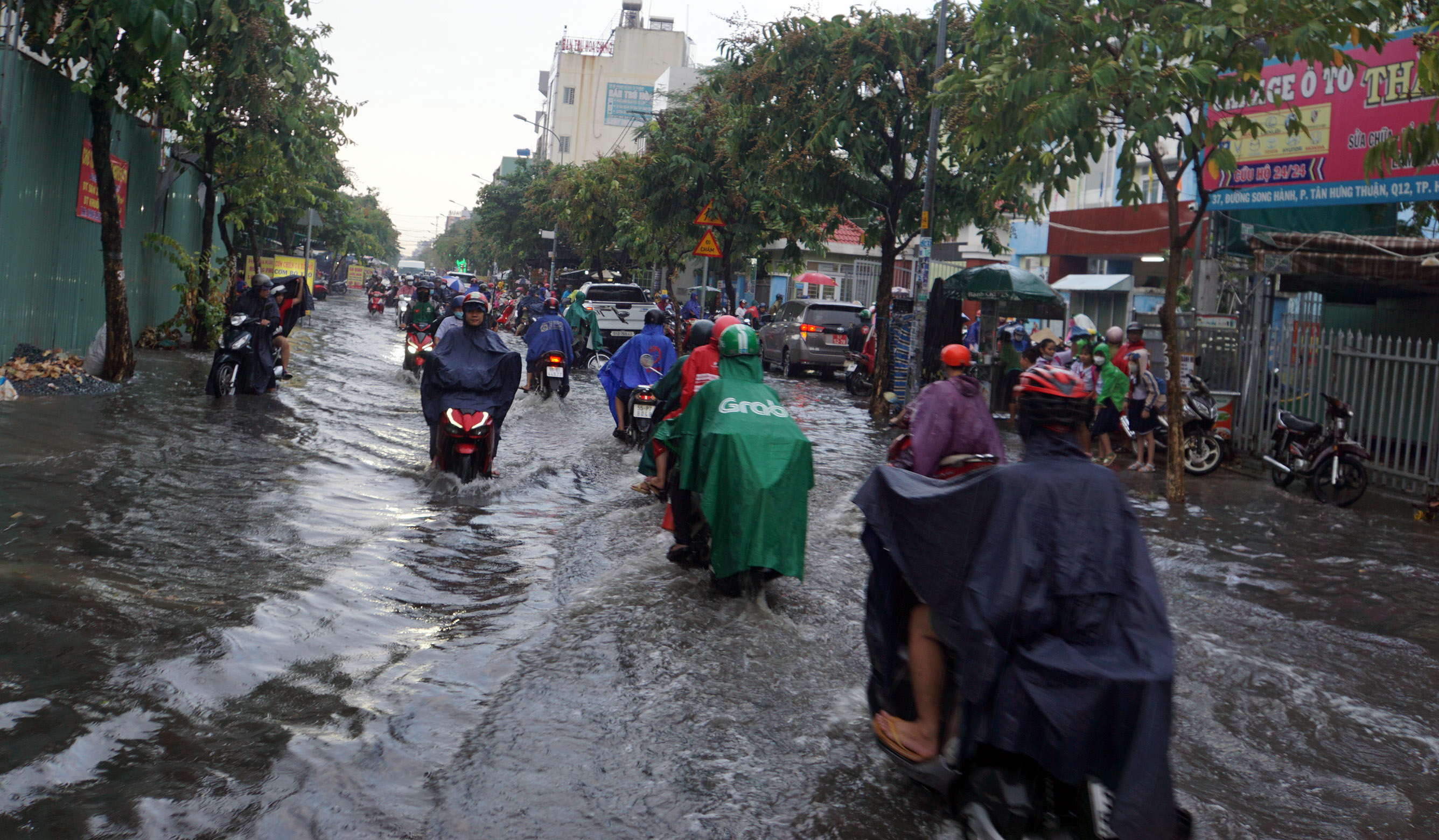 Dân sinh - Mưa trắng trời, đường phố ngập lênh láng, người dân TP.HCM rẽ sóng nước về nhà (Hình 3).