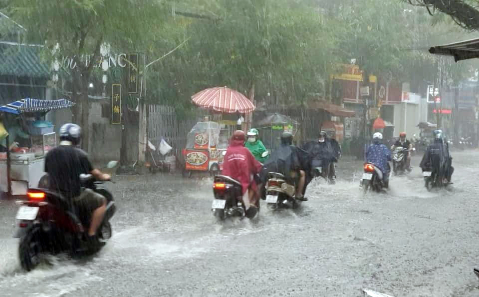 Dân sinh - Mưa trắng trời, đường phố ngập lênh láng, người dân TP.HCM rẽ sóng nước về nhà (Hình 8).