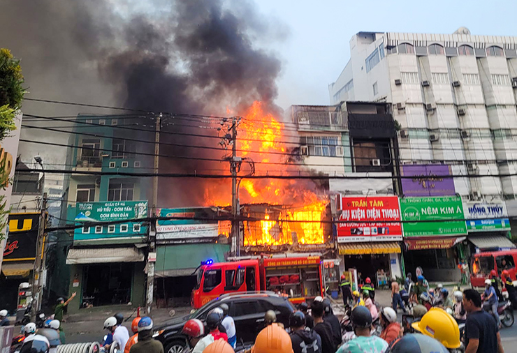 Không nên bỏ lỡ - Lửa bốc lên ngùn ngụt tại căn nhà gần bến xe Miền Đông cũ (Hình 2).