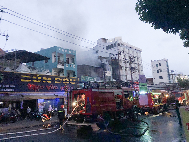 Kh&ocirc;ng n&ecirc;n bỏ lỡ - Lửa bốc l&ecirc;n ng&ugrave;n ngụt tại căn nh&agrave; gần bến xe Miền Đ&ocirc;ng cũ (H&igrave;nh 3).