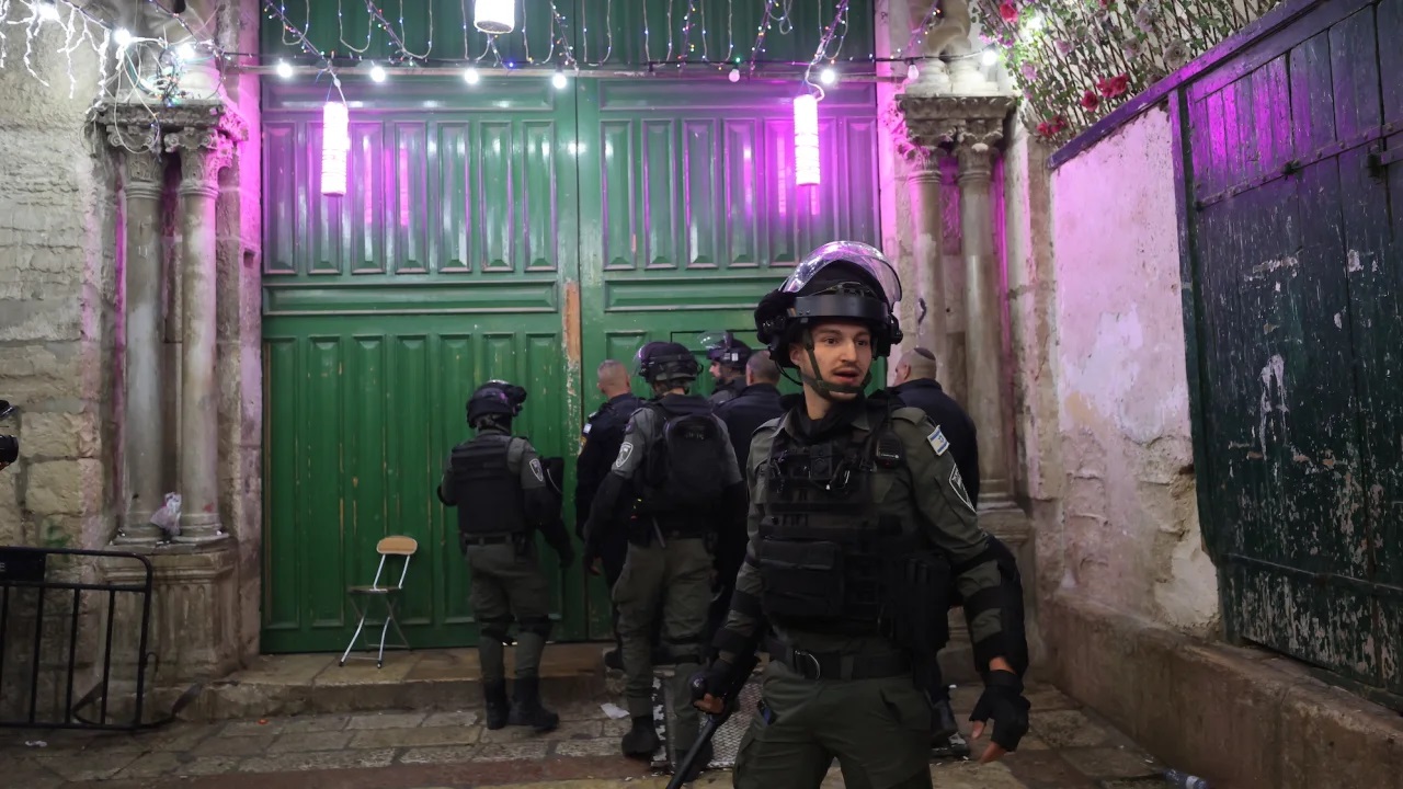 Thế giới - Cảnh s&aacute;t Israel ập v&agrave;o th&aacute;nh địa Hồi gi&aacute;o, đụng độ dữ dội với người Palestine