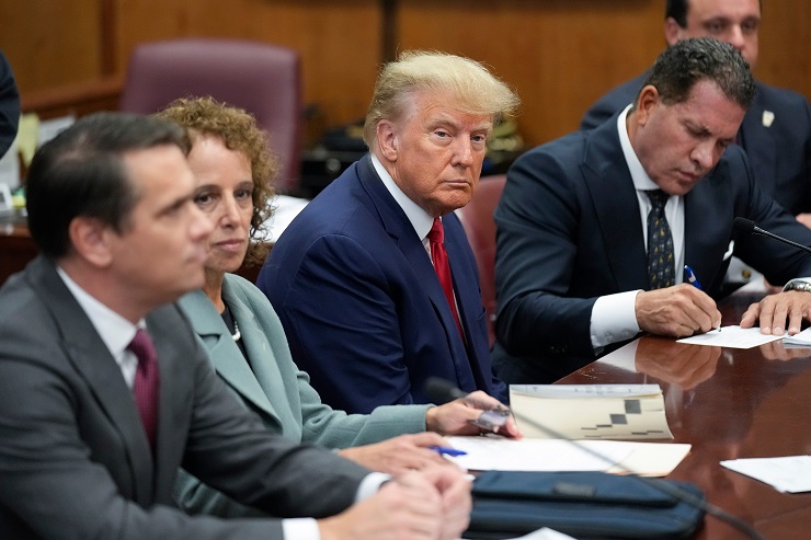 Không nên bỏ lỡ - Ông Trump trình diện tòa án, nói duy nhất một câu trước 34 cáo buộc (Hình 2).
