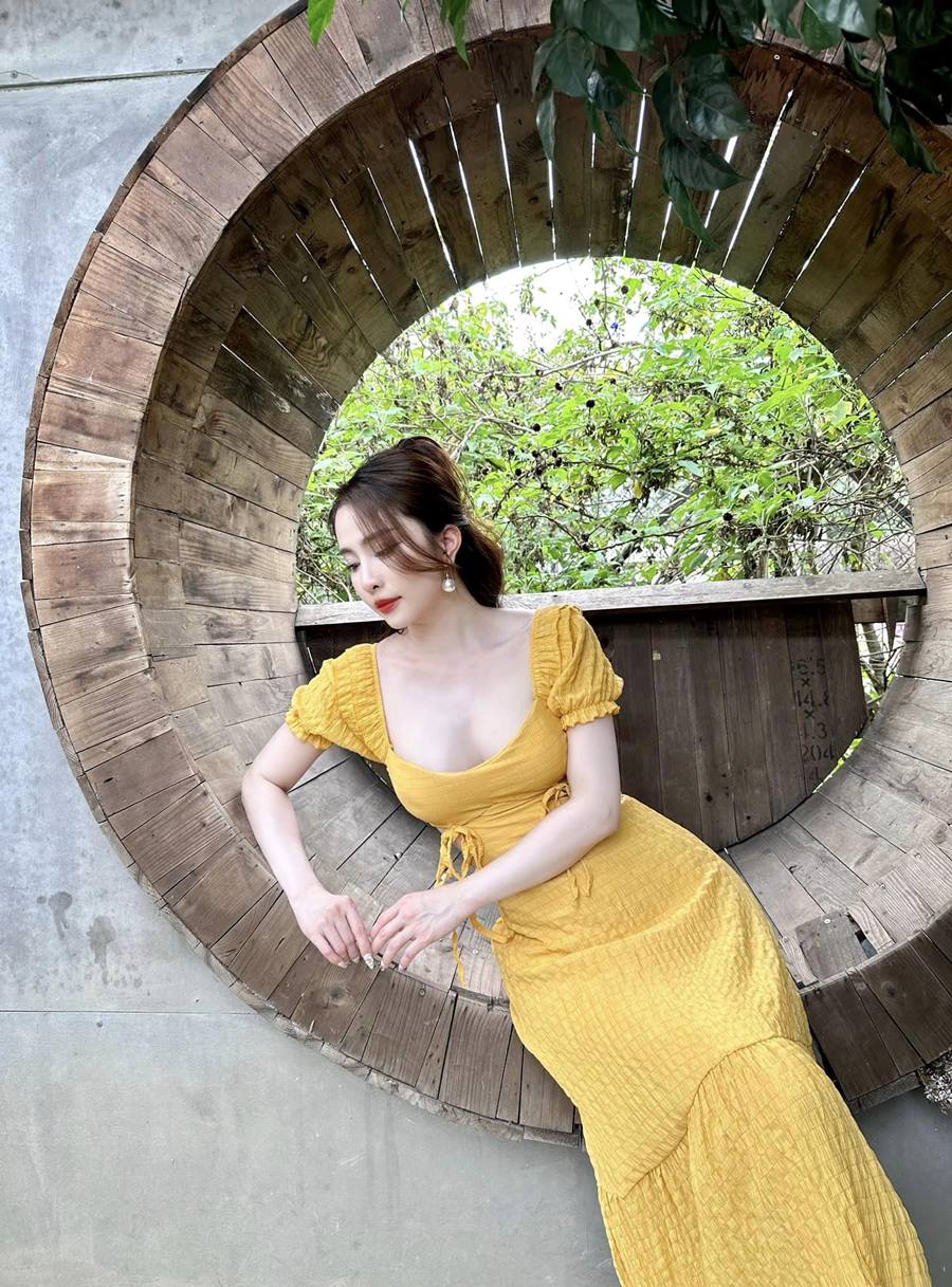 Văn hoá - Quỳnh Nga khoe đường cong điêu luyện với dáng "thuyền ra khơi" cực cuốn (Hình 3).