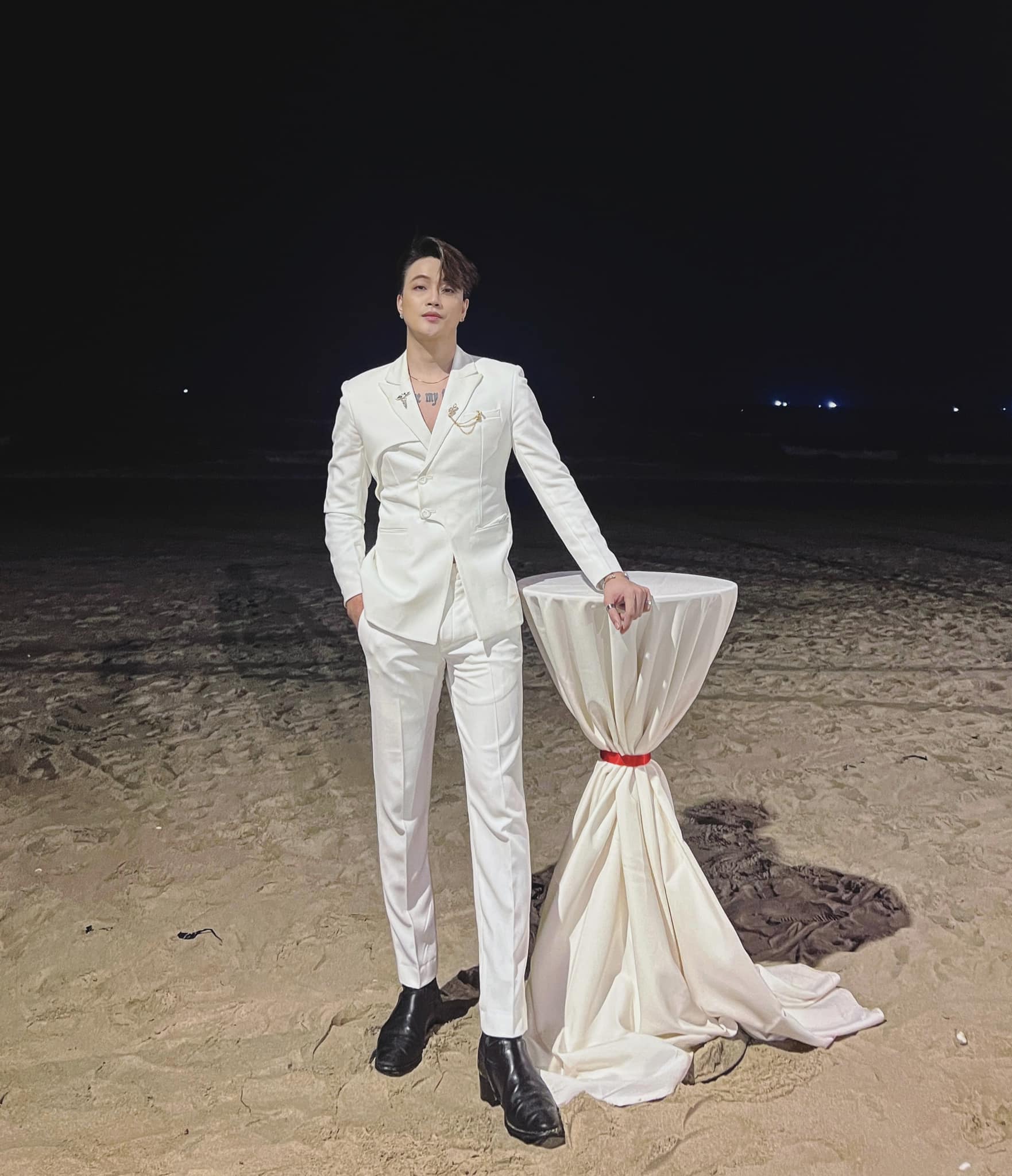 Văn hoá - Ca sĩ hội chợ “thoát chết” khi màn hình led đổ sập lúc biểu diễn