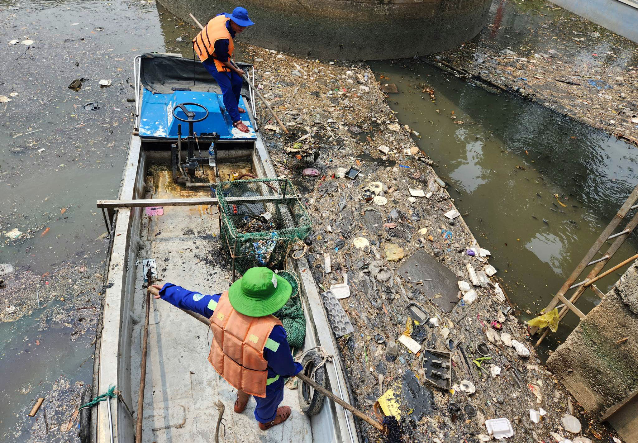 Dân sinh - Sau trận mưa lớn, cá nổi “đặc nước” trên kênh (Hình 8).