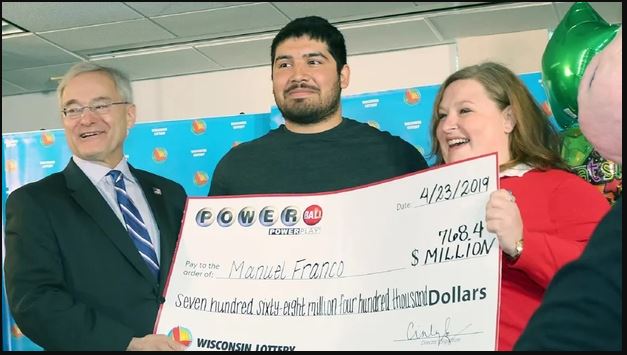 Đời sống - Đi đổ xăng tiện tay mua tờ vé số, người đàn ông bất ngờ trúng giải độc đắc