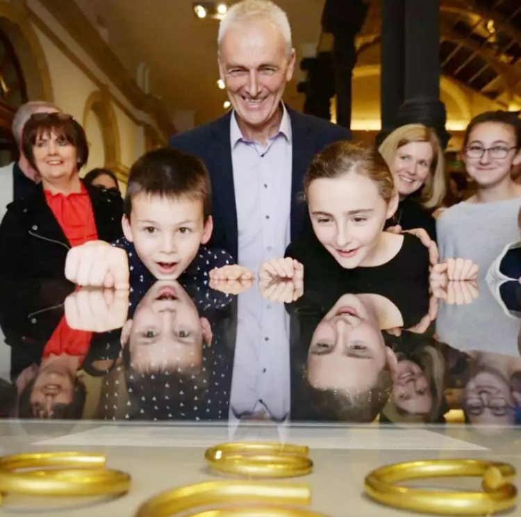 Đời sống - Đào cống phát hiện "kho báu", 6 tháng sau đổi đời thành đại gia (Hình 2).