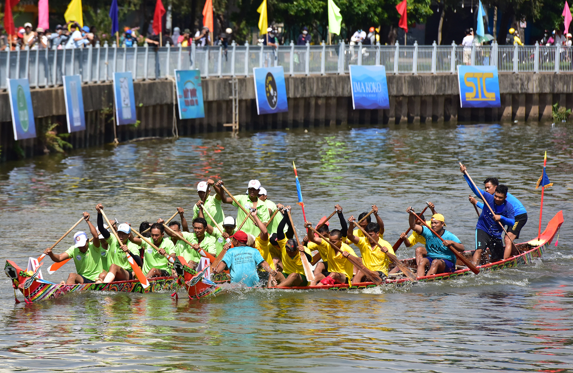 Infocus - Ảnh: Ghe đua lật úp trong cuộc tranh tài trên dòng kênh ở TP.HCM (Hình 2).
