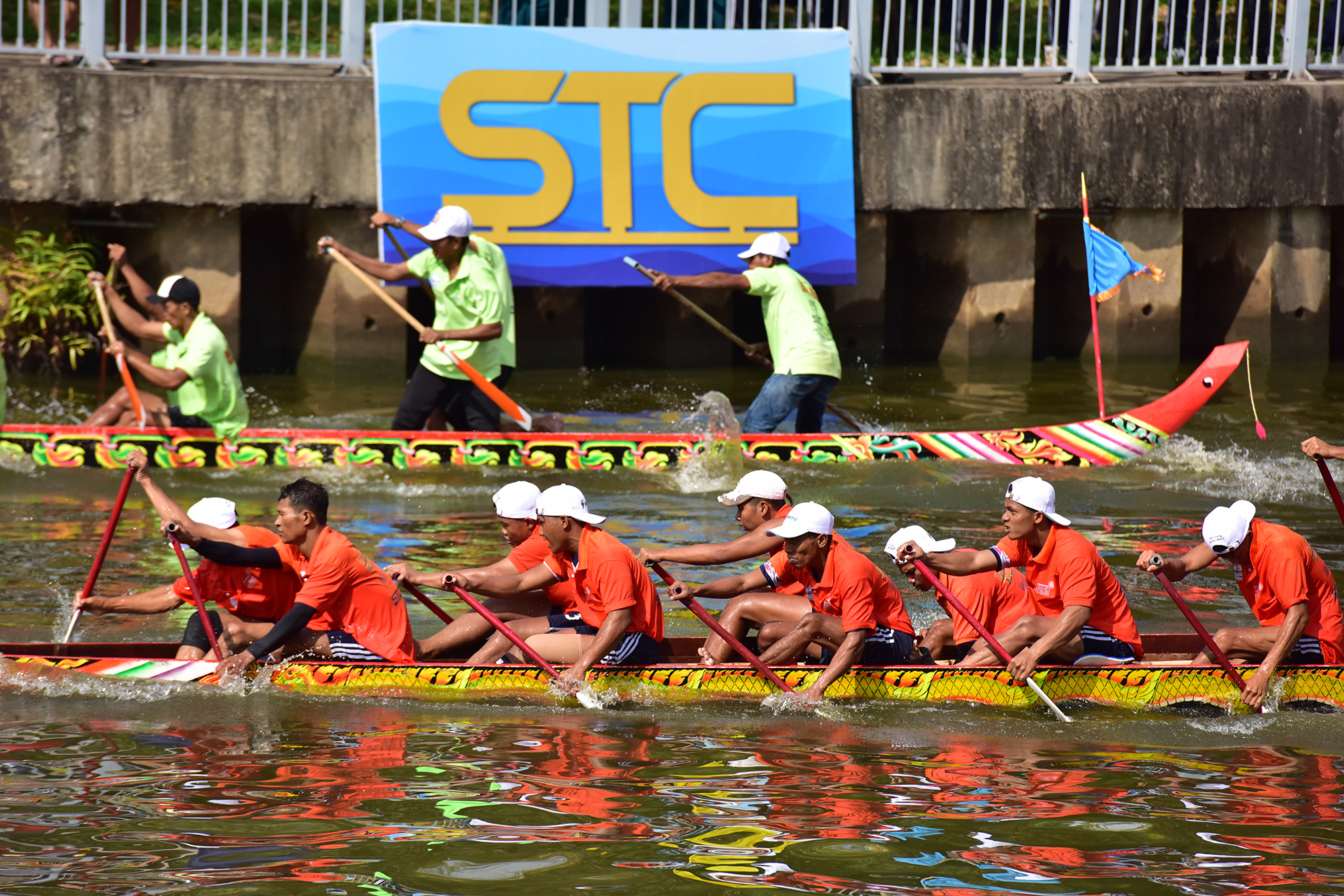 Infocus - Ảnh: Ghe đua lật úp trong cuộc tranh tài trên dòng kênh ở TP.HCM (Hình 3).