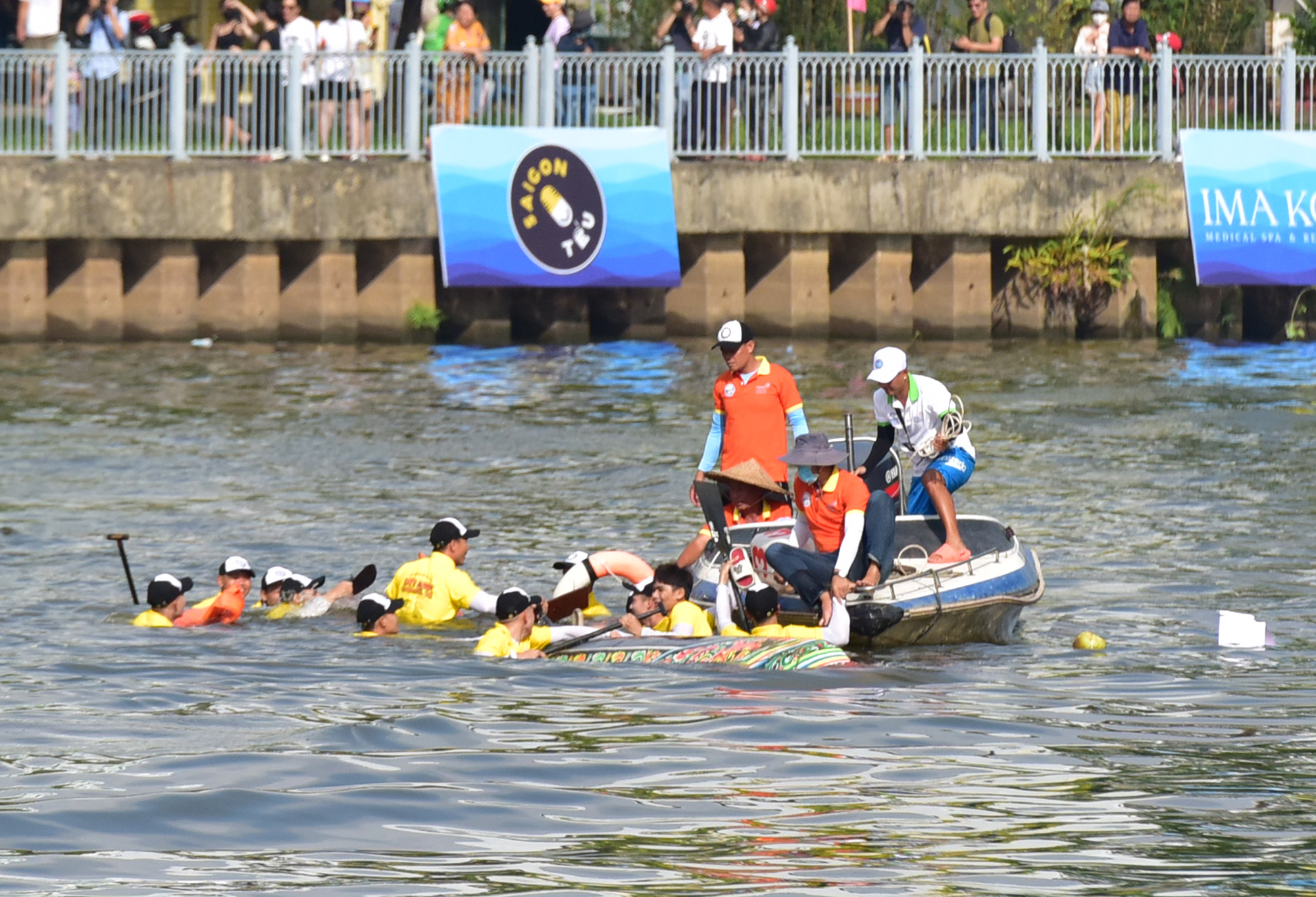 Infocus - Ảnh: Ghe đua lật úp trong cuộc tranh tài trên dòng kênh ở TP.HCM (Hình 4).