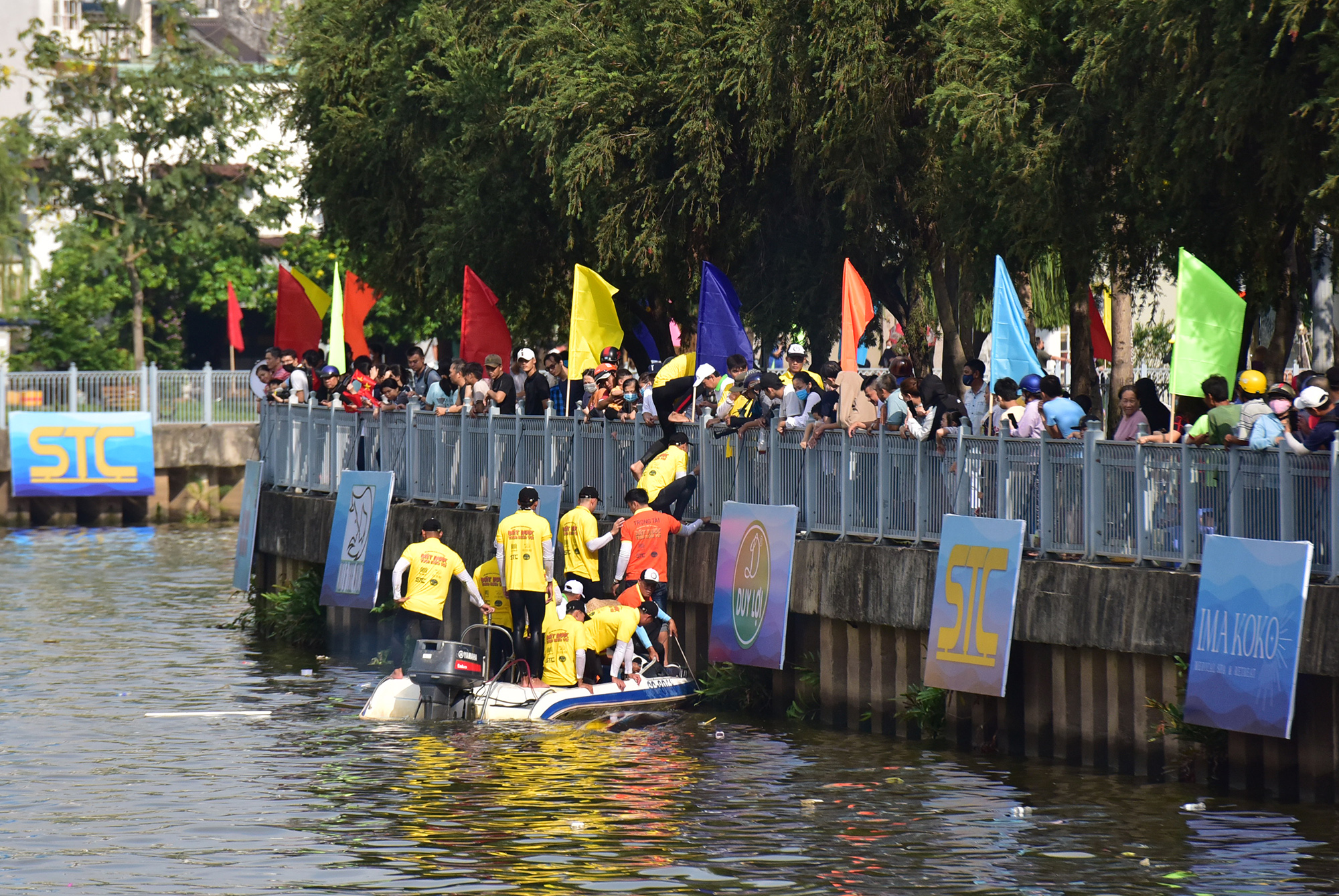 Infocus - Ảnh: Ghe đua lật úp trong cuộc tranh tài trên dòng kênh ở TP.HCM (Hình 5).