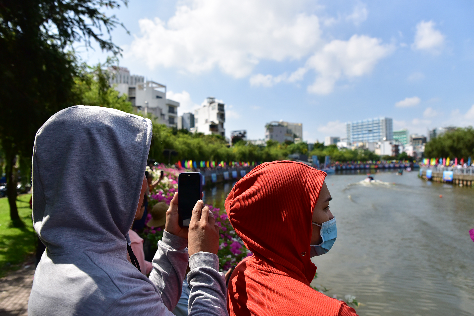 Infocus - Ảnh: Ghe đua lật úp trong cuộc tranh tài trên dòng kênh ở TP.HCM (Hình 7).