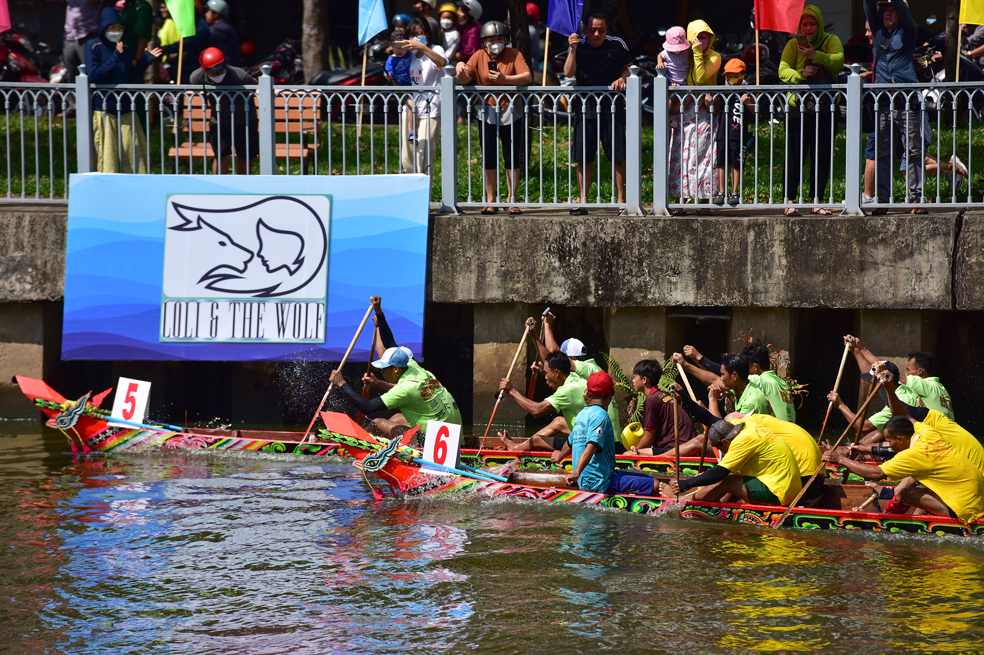 Infocus - Ảnh: Ghe đua lật úp trong cuộc tranh tài trên dòng kênh ở TP.HCM (Hình 8).