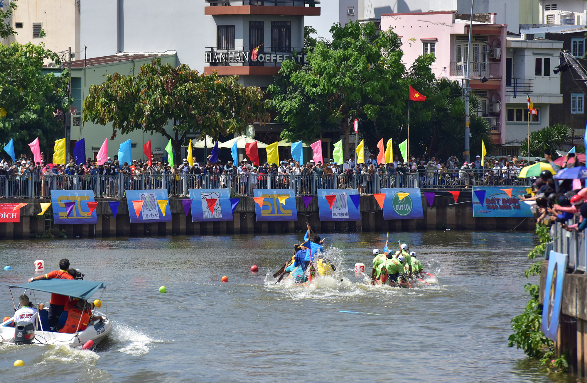 Infocus - Ảnh: Ghe đua lật úp trong cuộc tranh tài trên dòng kênh ở TP.HCM (Hình 9).