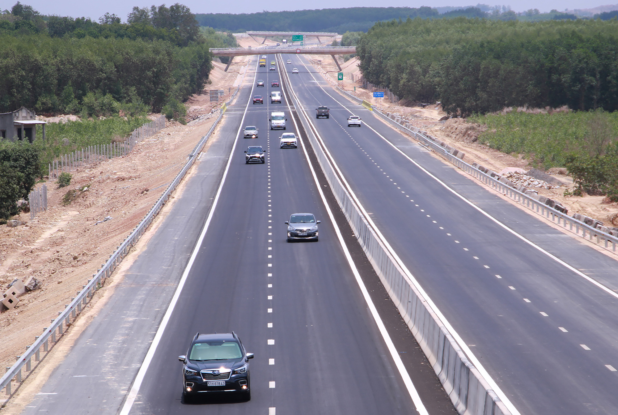 Sự kiện - Ảnh: Những đoàn xe đầu tiên chạy 99km cao tốc vừa khánh thành ở phía Nam (Hình 6).