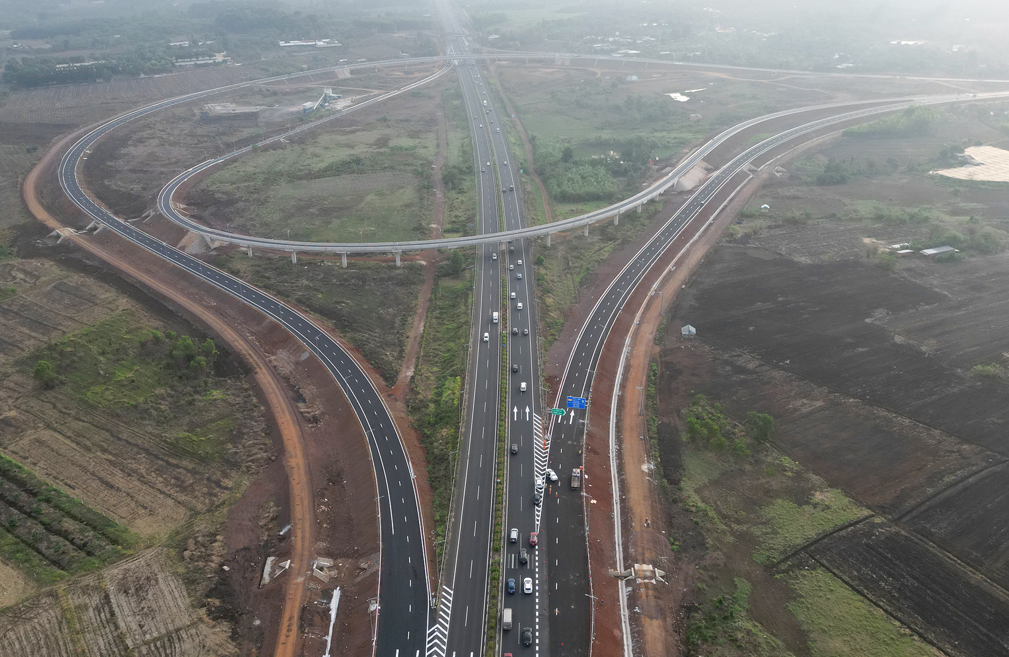 Sự kiện - Ảnh: Những đoàn xe đầu tiên chạy 99km cao tốc vừa khánh thành ở phía Nam (Hình 7).