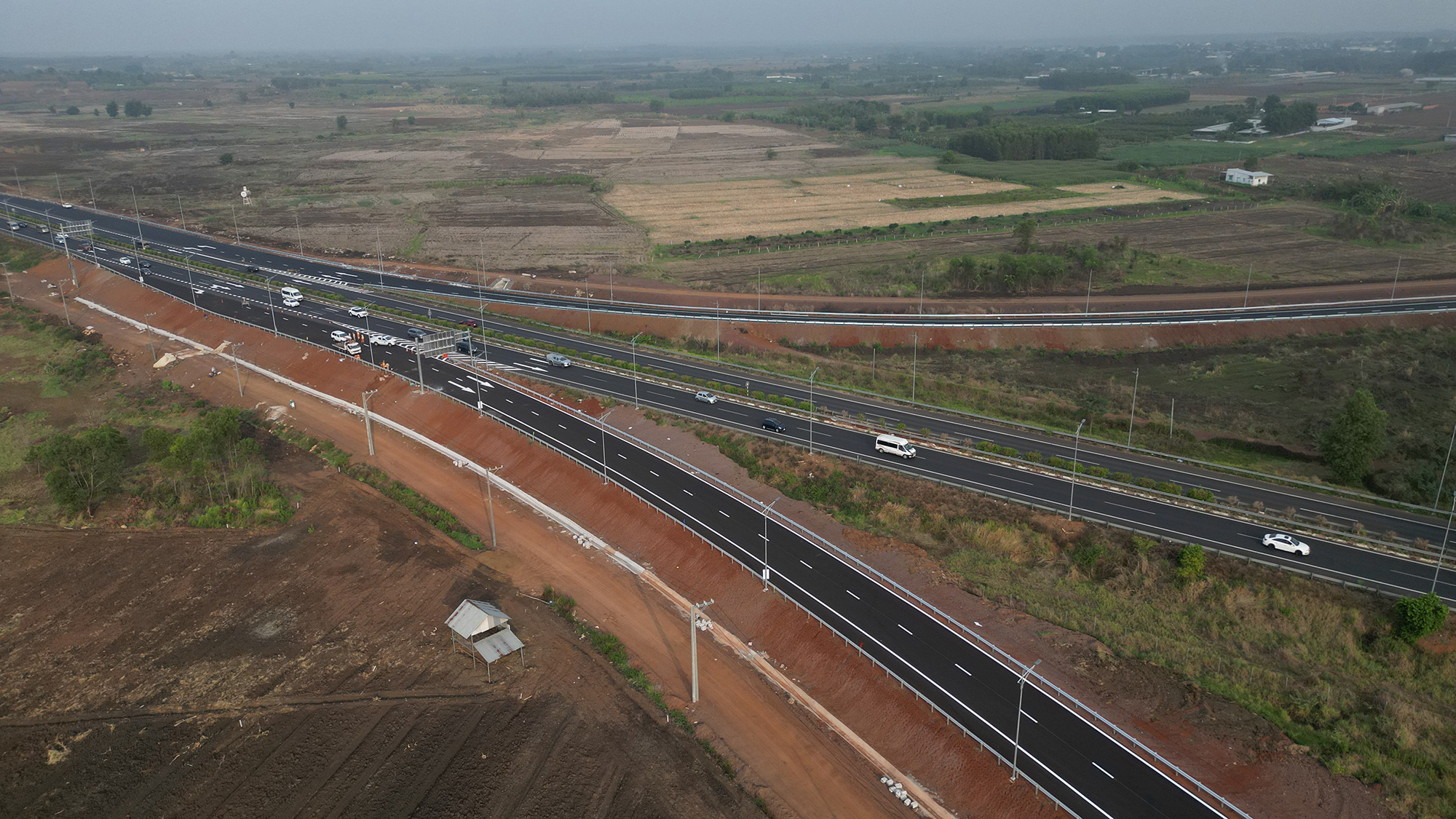 Sự kiện - Ảnh: Những đoàn xe đầu tiên chạy 99km cao tốc vừa khánh thành ở phía Nam (Hình 8).