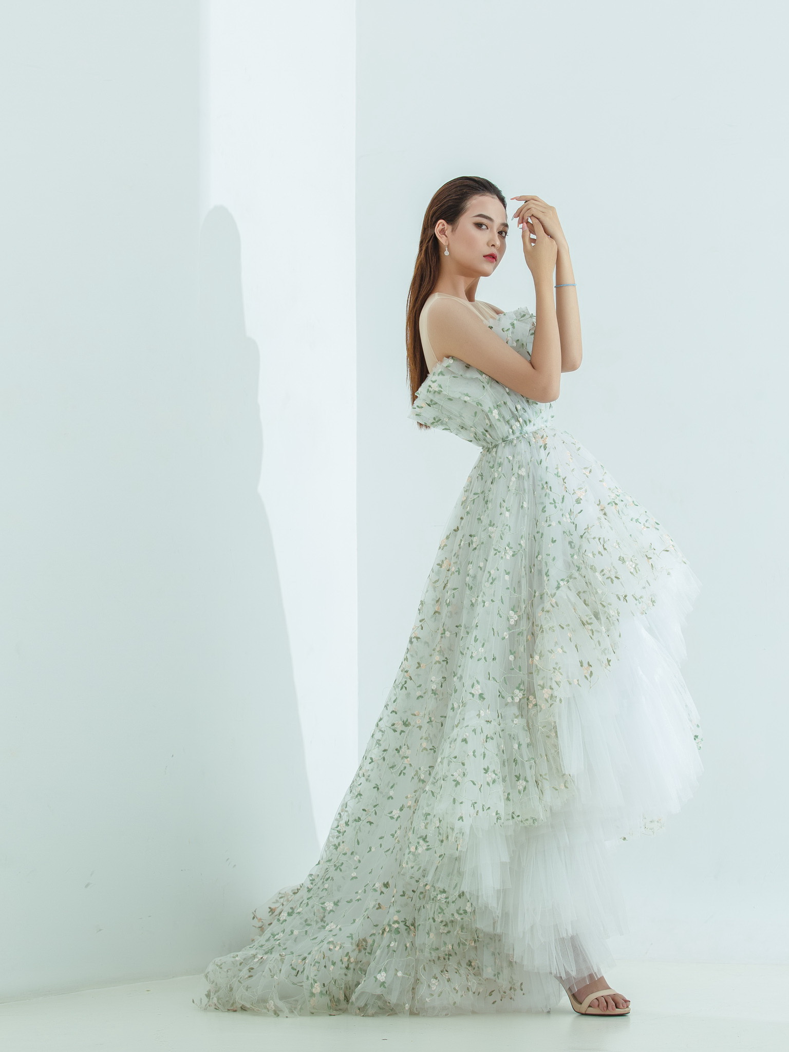 Văn hoá - Người đẹp Bình Định bật mí cảnh "nóng" với bạn diễn hơn 22 tuổi (Hình 4).