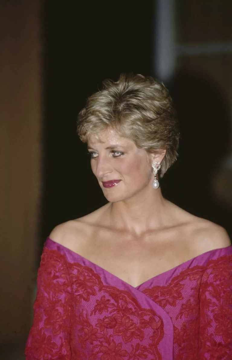 Văn hoá - Kate Middleton đeo chuỗi trang sức của Công nương Diana tại Lễ đăng quang (Hình 3).