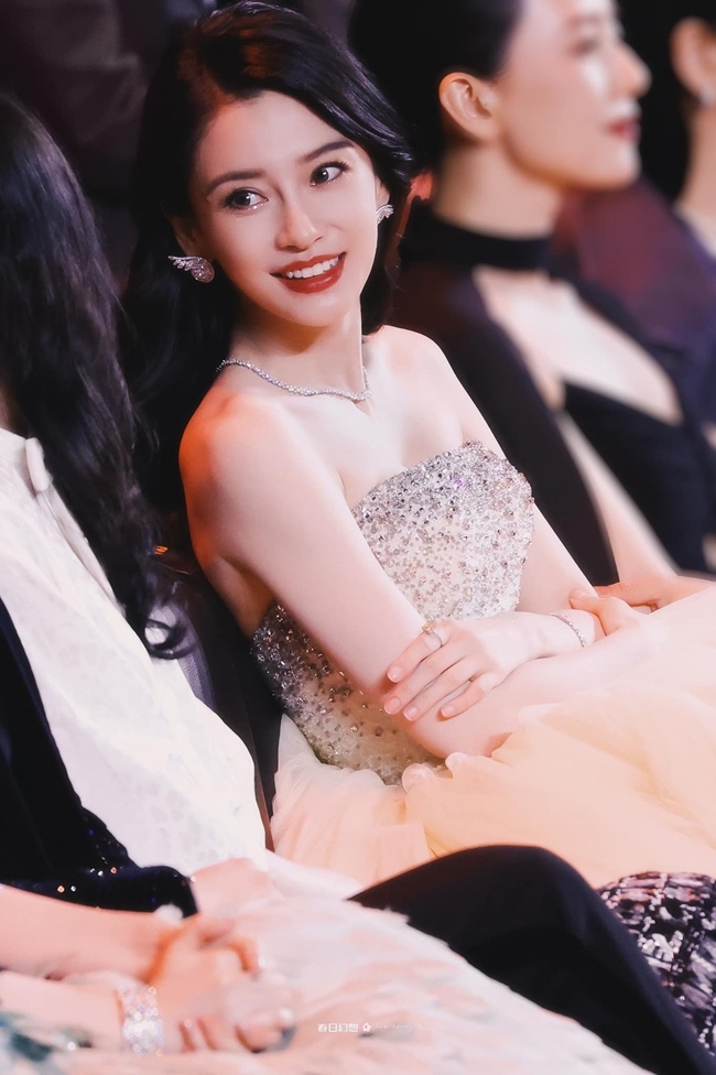 Văn hoá - Chiêu giữ dáng khiến NTK phải bóp váy của Angelababy (Hình 2).