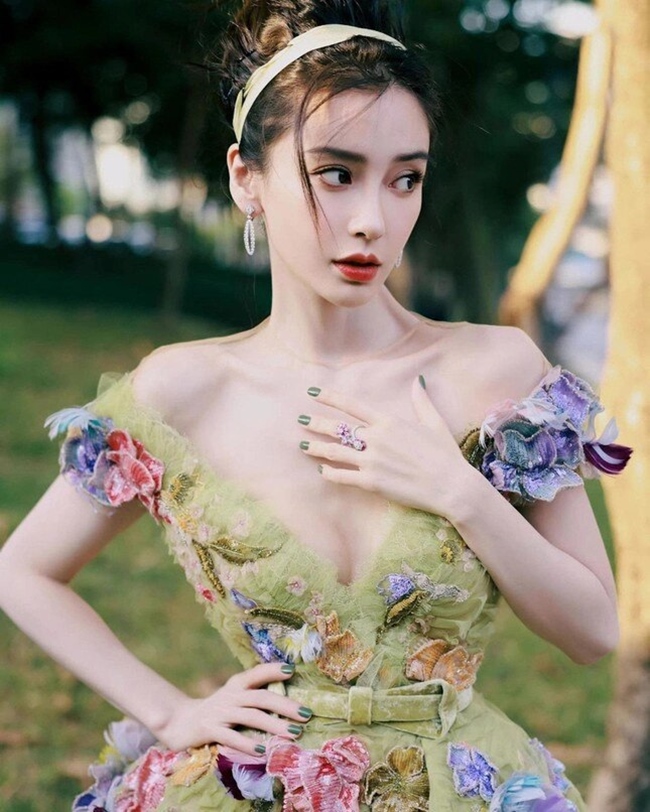 Văn hoá - Chiêu giữ dáng khiến NTK phải bóp váy của Angelababy (Hình 3).