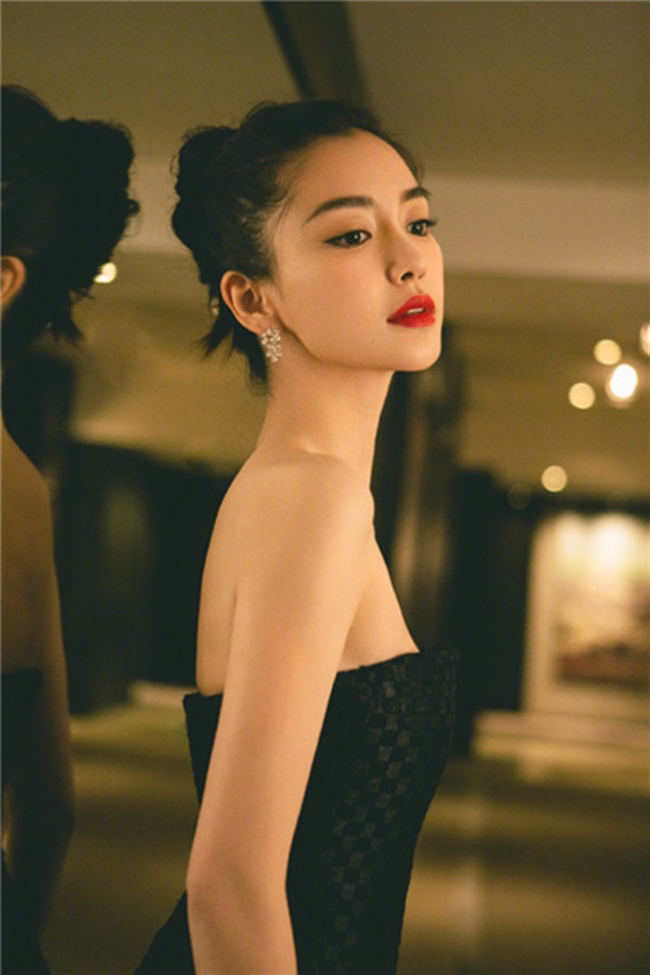 Văn hoá - Chiêu giữ dáng khiến NTK phải bóp váy của Angelababy (Hình 4).