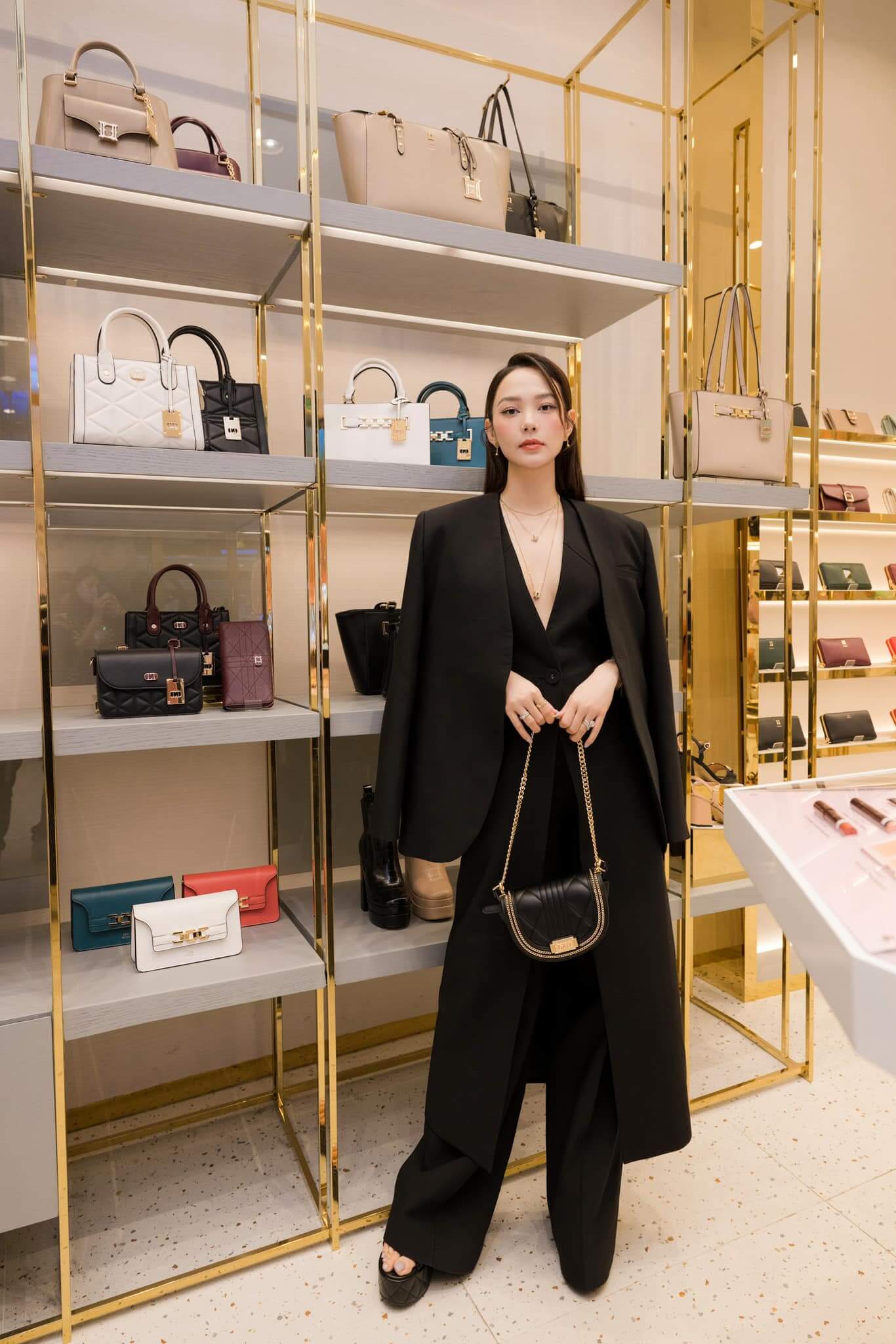 Văn hoá - Lý Nhã Kỳ sở hữu 400 tỷ là "đại gia bất động sản" số 1 Sài Thành, hot girl này cũng không kém cạnh (Hình 7).