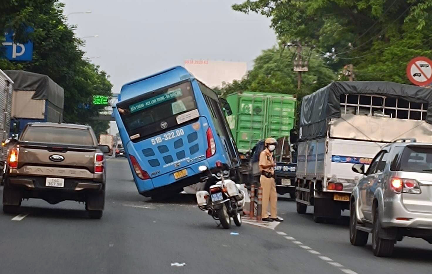 Không nên bỏ lỡ - Xe buýt chênh vênh trên dải phân cách, hành khách khóc gào